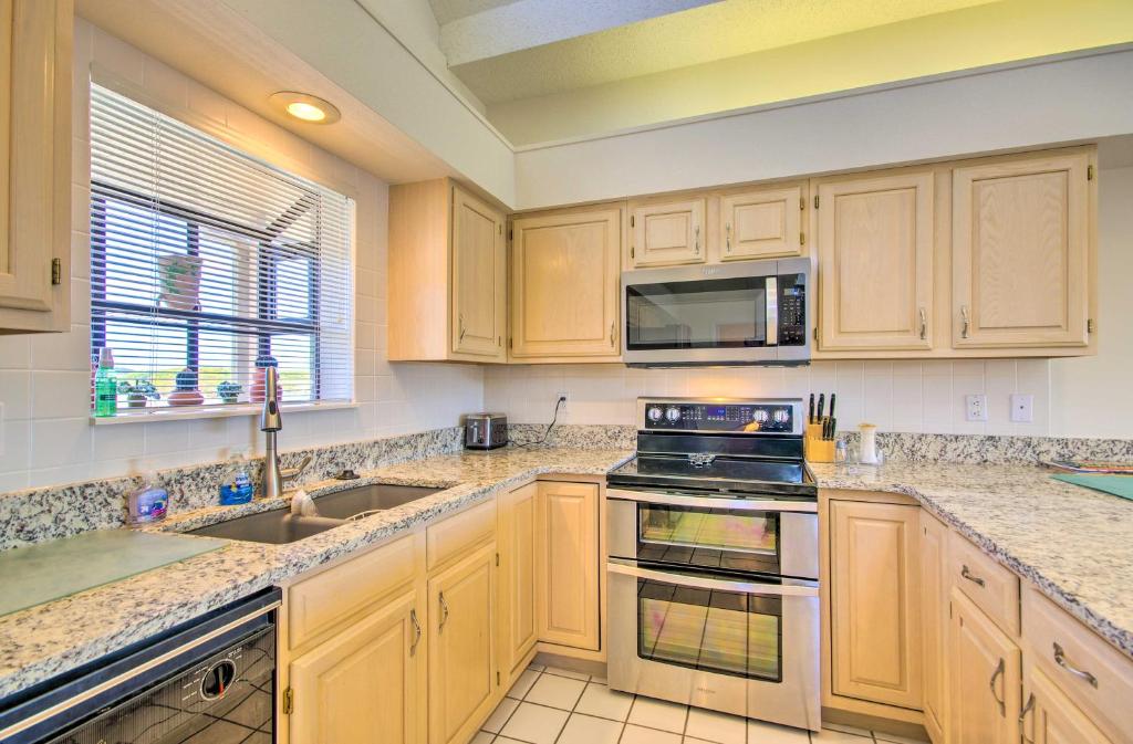 Bright Waterfront Condo with Resort Amenities! photo 4