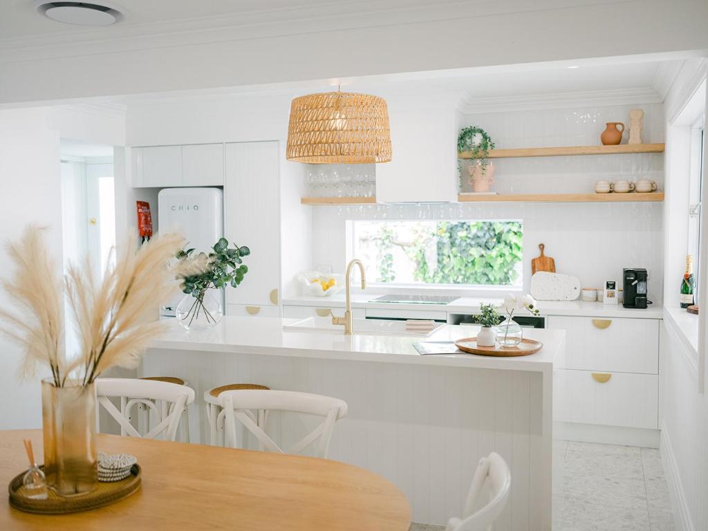 Bianco on Shoal - Luxe Beach house in Shoal Bay photo 1