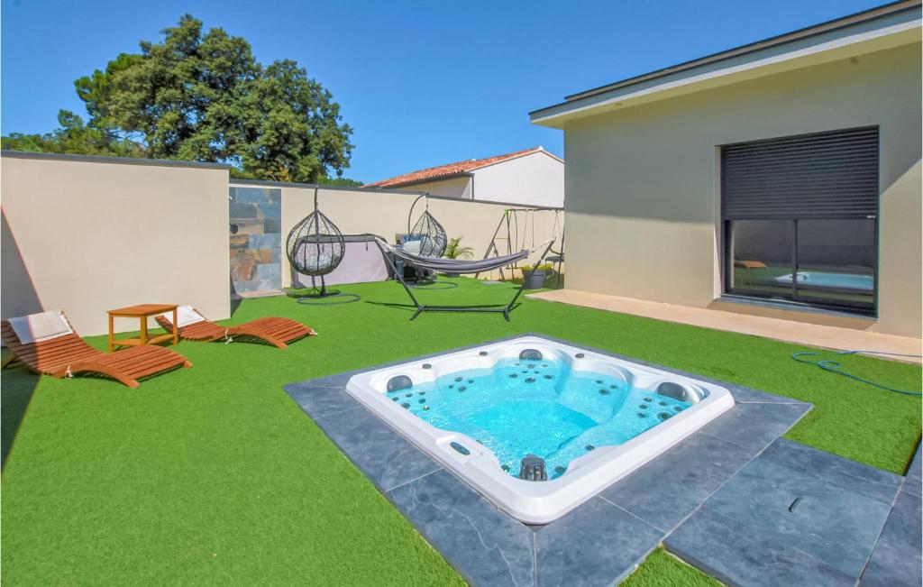 Stunning Home In Mornas With Wifi, Private Swimming Pool And 3 Bedrooms photo 3