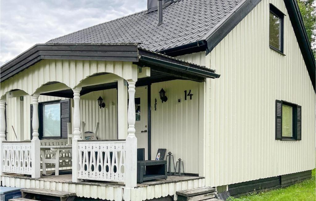 Stunning Home In Kindsjn With 3 Bedrooms And Wifi