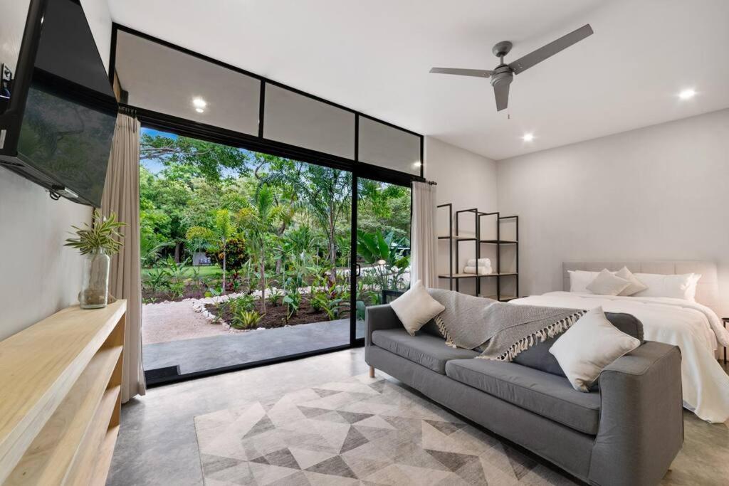 Amazing oceanfront studio at famous surf location photo 1