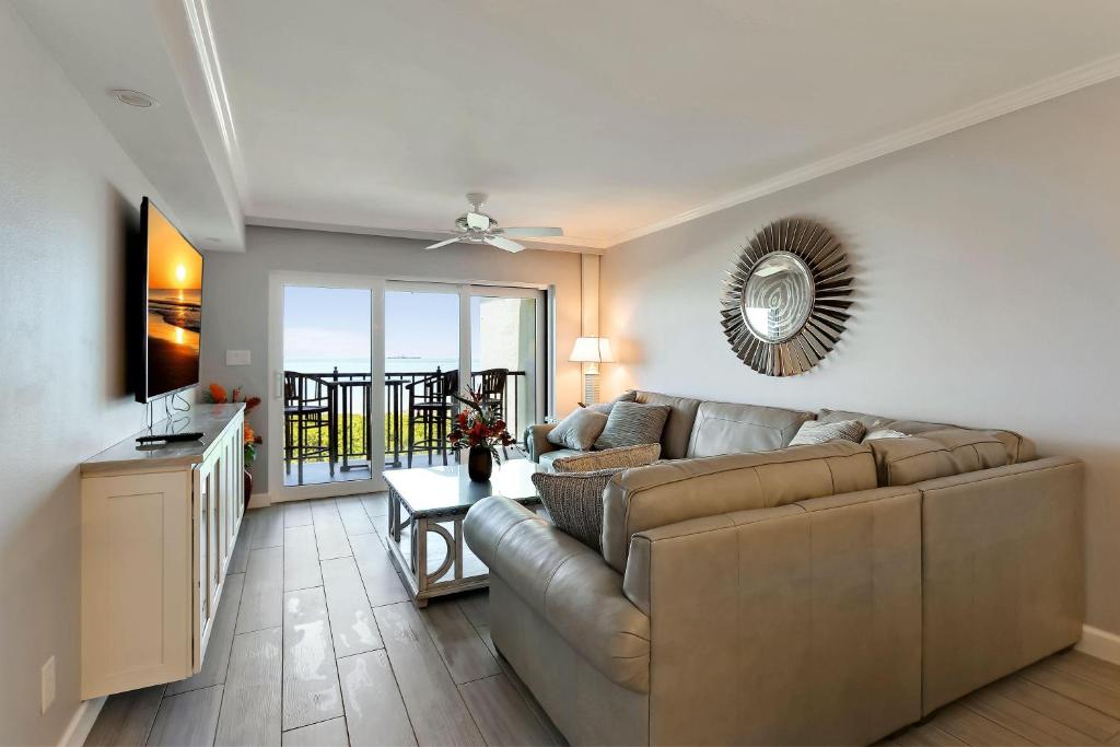 Land's End 10-403 Beach Front - Premier image