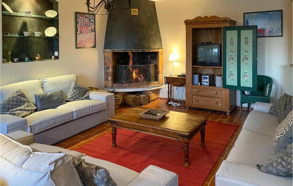 Awesome Home In Entrecasteaux With Outdoor Swimming Pool, 6 Bedrooms And Wifi photo 3