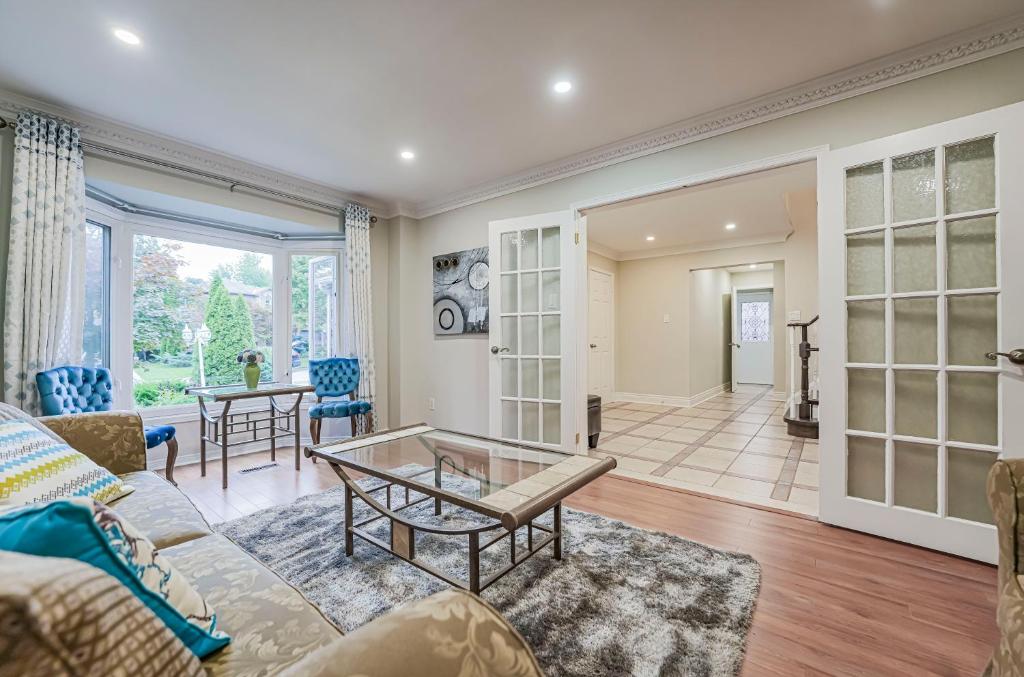 Luxury 4 Bedroom/5 Bathroom Huge Ravine Backyard photo 3