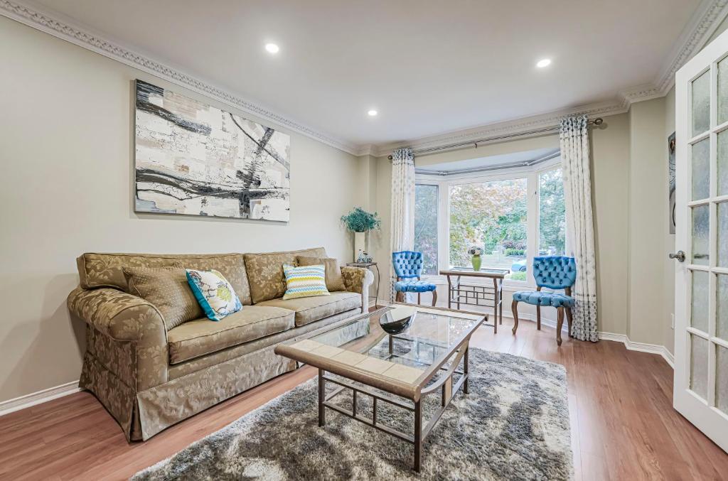 Luxury 4 Bedroom/5 Bathroom Huge Ravine Backyard