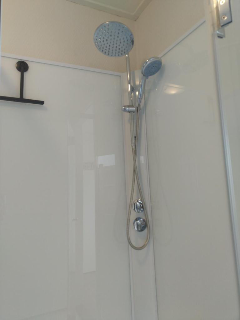 etage met slaap, en badkamer photo 3