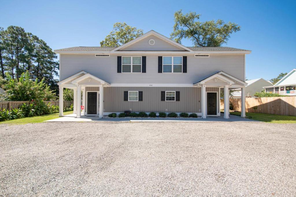 Duplex TWO SEPERATE 3 bedroom apartments with free parking "Book 1 or 2 units" image