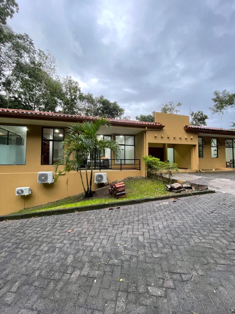 Private 5 Bedroom Home with Pool! photo 1