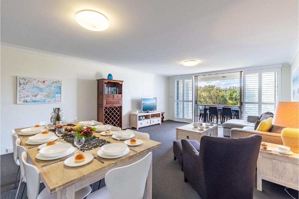 The Dunes15 fabulous unit with pool tennis court and across the road to the beach