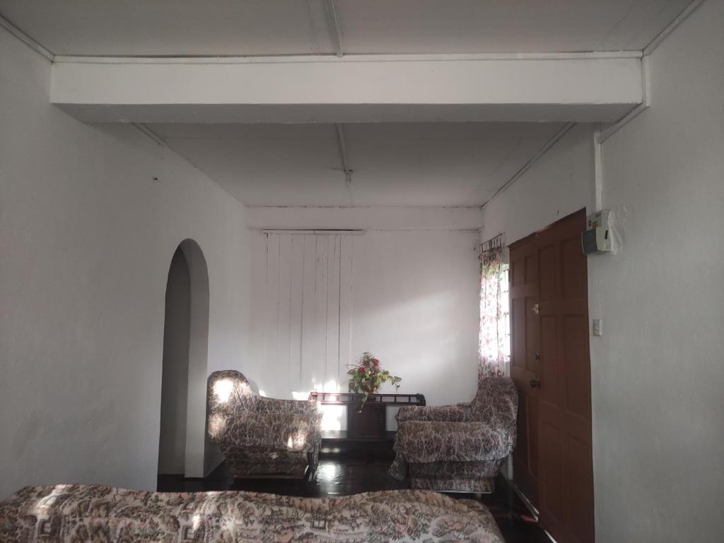 White House Apartments photo 1