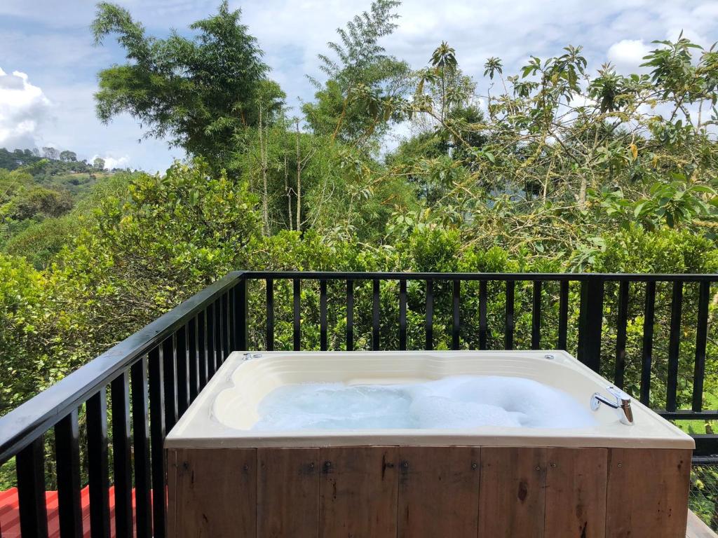 Hermosa cabaña en finca cafetera con zonas verdes, avistamiento de aves, paisaje cafetero