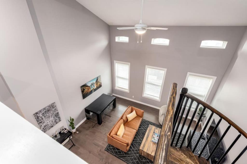 Soaring 2-Bedroom Parkside Loft Walkable to it All photo 1