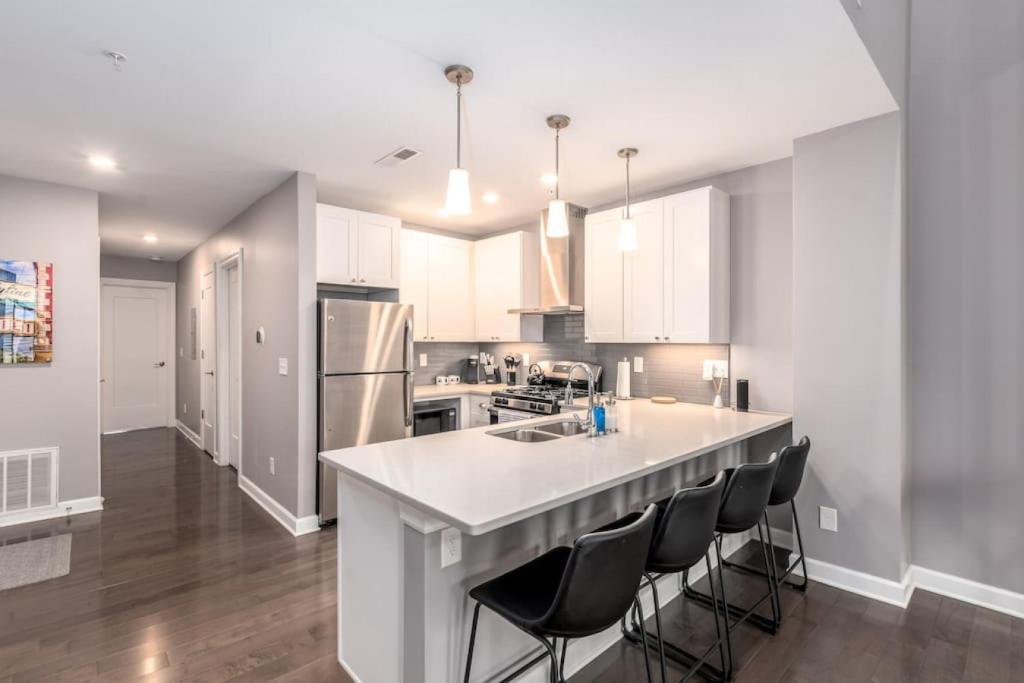 Soaring 2-Bedroom Parkside Loft Walkable to it All photo 2