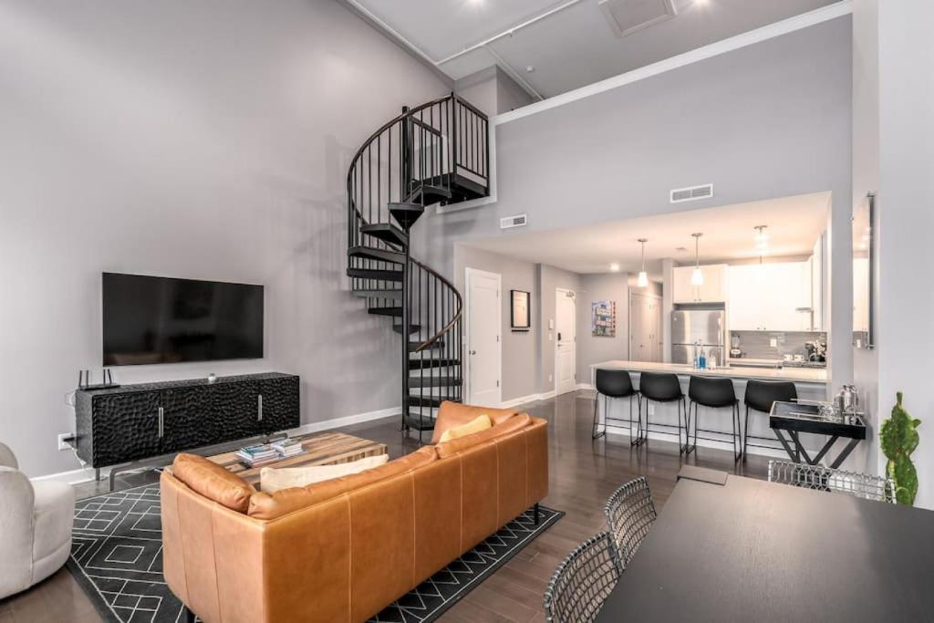 Soaring 2-Bedroom Parkside Loft Walkable to it All photo 4