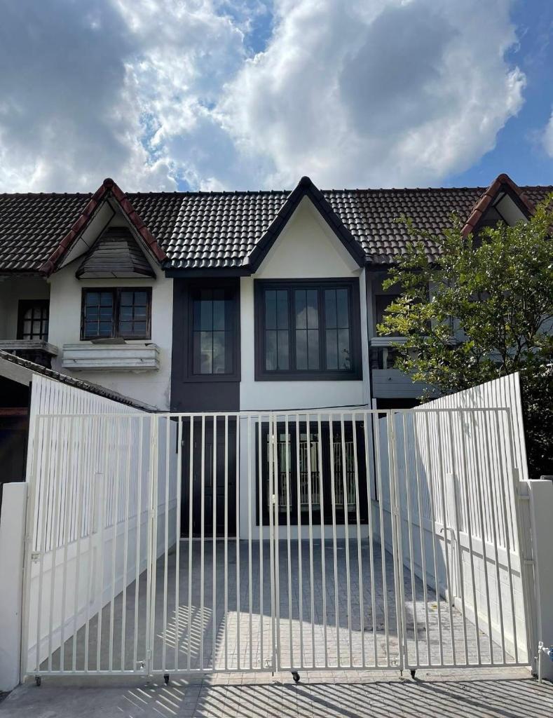 Private Cozy Townhouse Near Lanmuang Village, Mae Lao