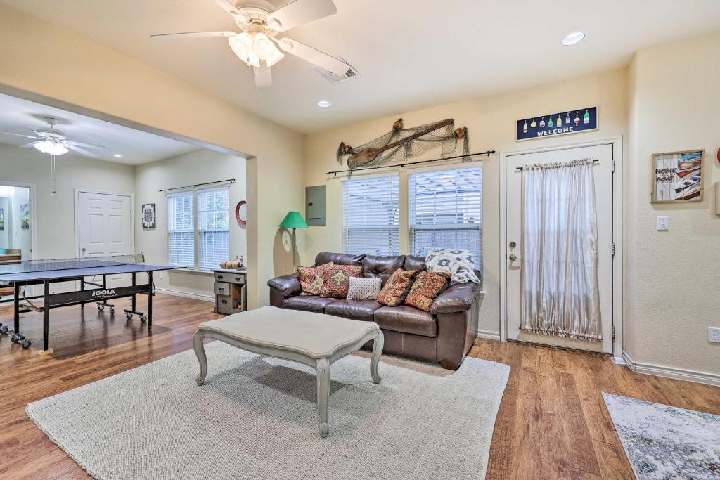 Inviting Townhome with Hot Tub, Walk to Lake!