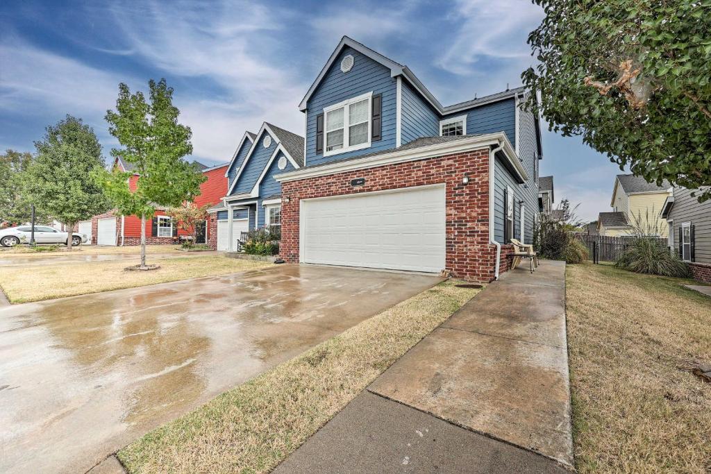 Inviting Townhome with Hot Tub, Walk to Lake! photo 2