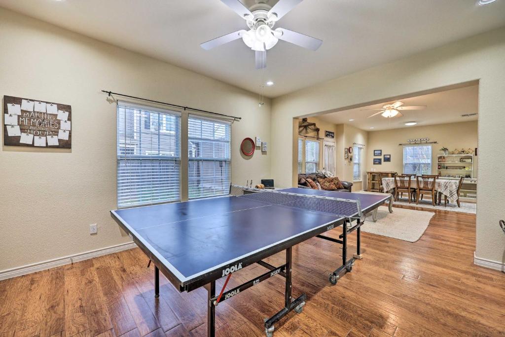 Inviting Townhome with Hot Tub, Walk to Lake! photo 3