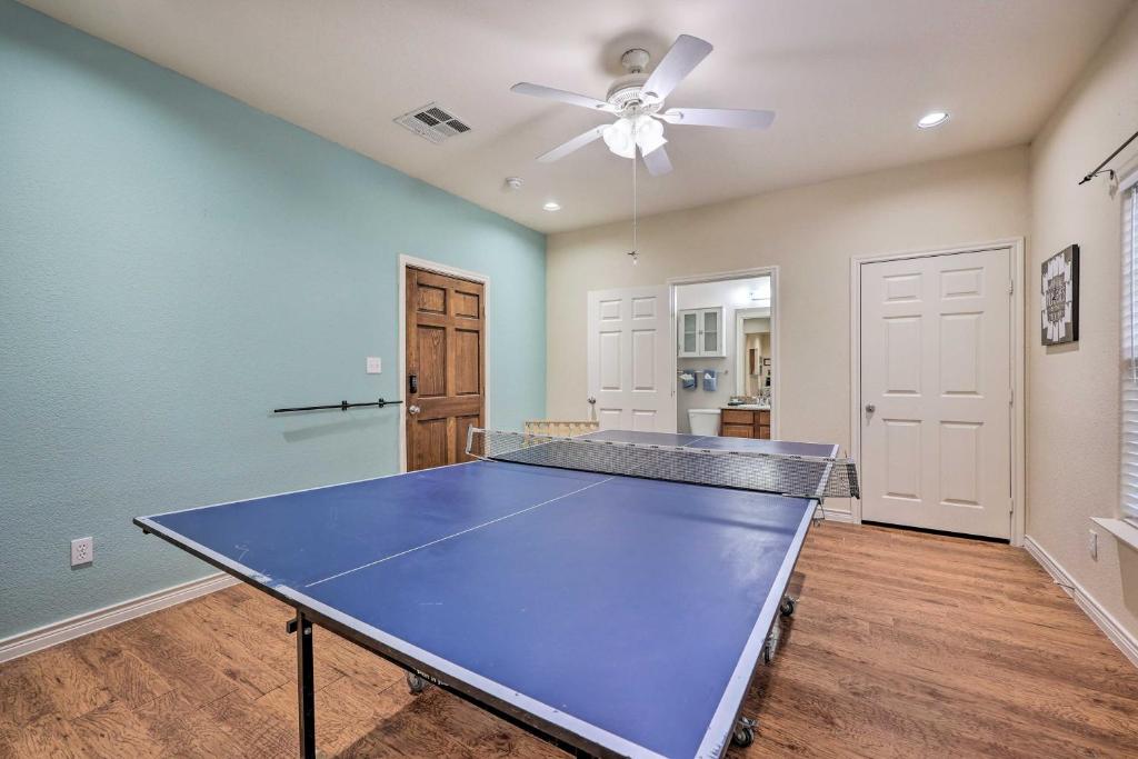 Inviting Townhome with Hot Tub, Walk to Lake! photo 4