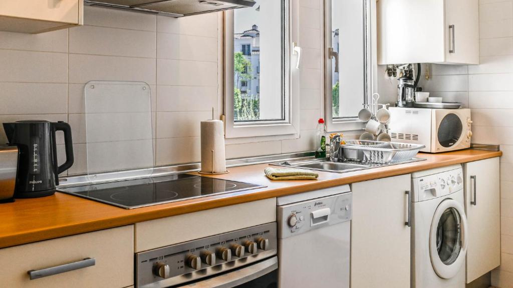 Beautiful Apartment overlooking communal gardens and pool JL112LT photo 3