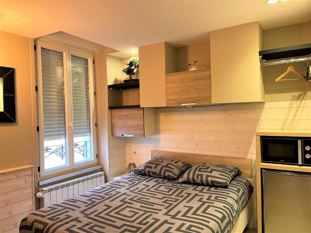 RDC 1 - Chambre meublée au cœur du centre ville de Montluçon - WIFI et NETFLIX photo 1