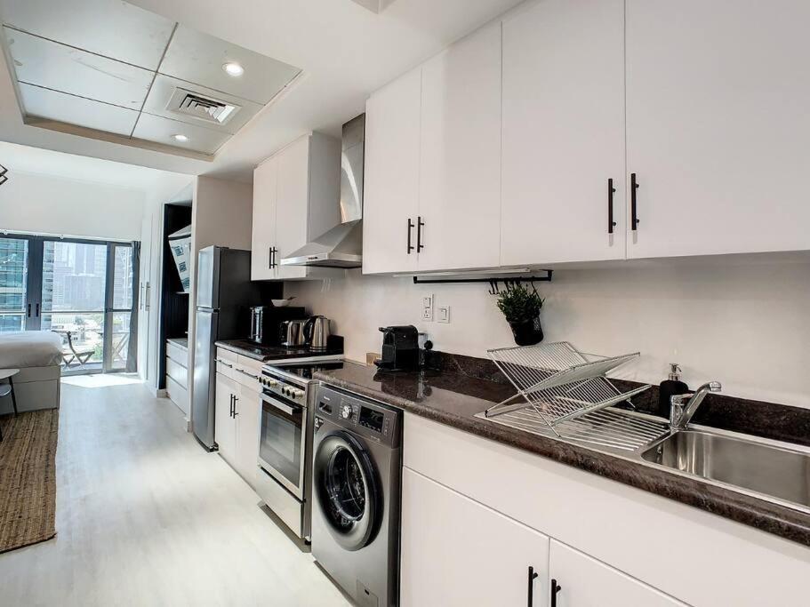 Luxury Modern Studio in JLT with Amazing View & Rooftop Pool - sleeps 3 photo 2