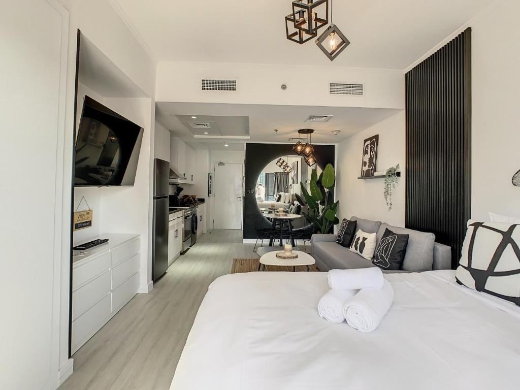 Luxury Modern Studio in JLT with Amazing View & Rooftop Pool - sleeps 3 photo 3