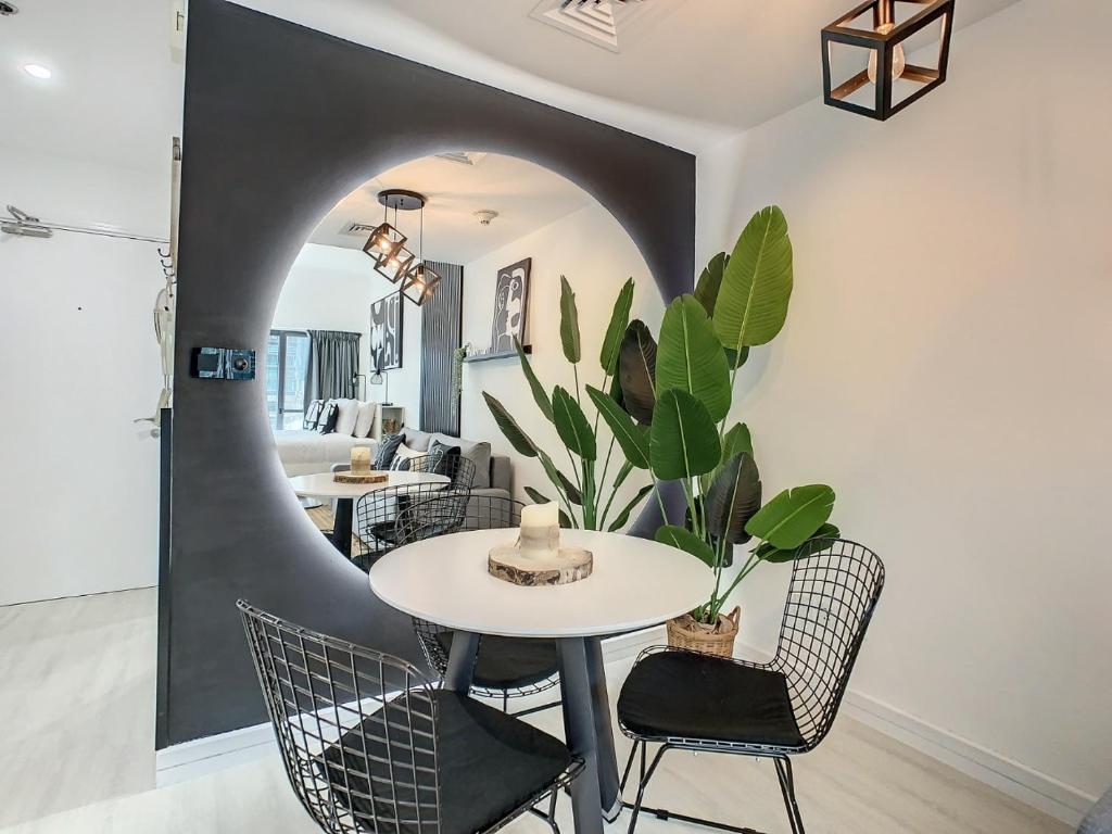 Luxury Modern Studio in JLT with Amazing View & Rooftop Pool - sleeps 3 photo 1