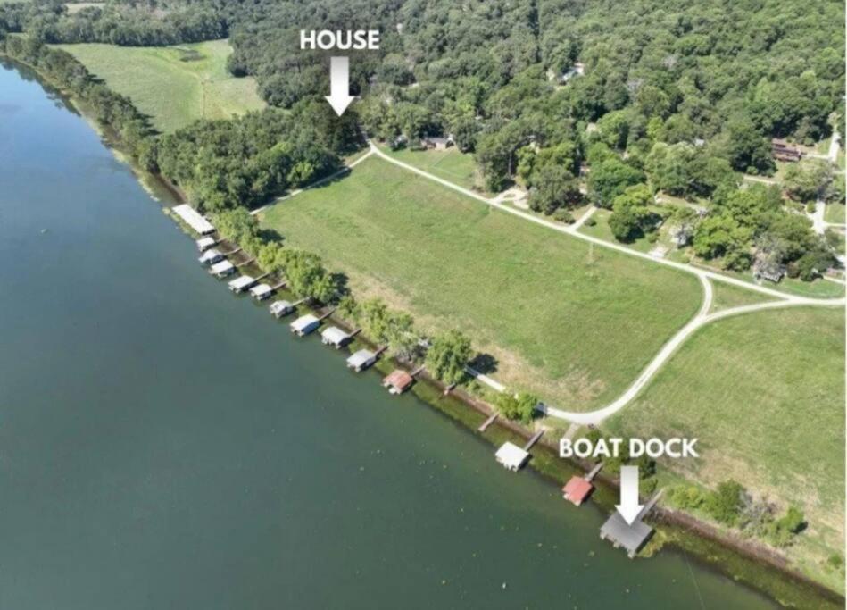 Cozy Lakefront Cottage Getaway Branson MO. photo 3
