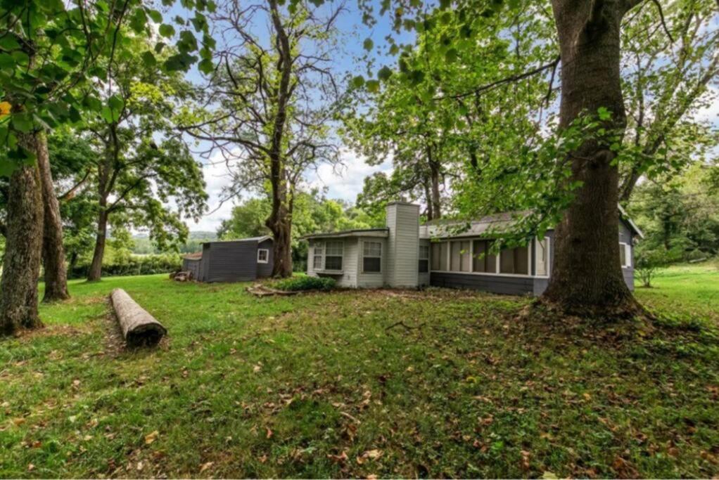 Cozy Lakefront Cottage Getaway Branson MO. photo 4