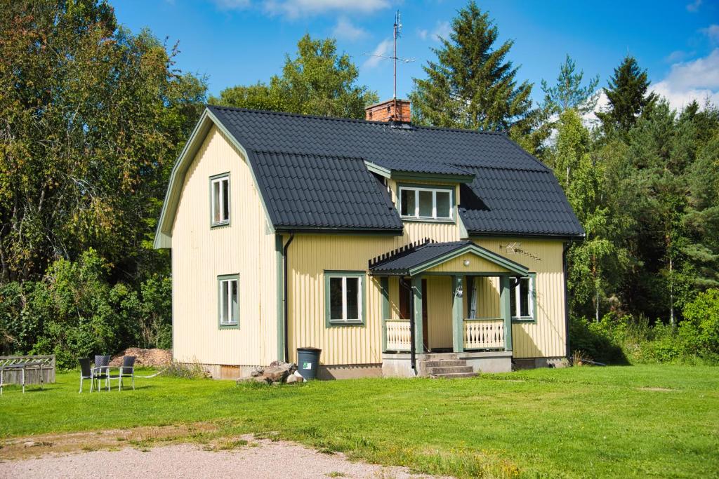 Gula huset, Lakene Ostgård