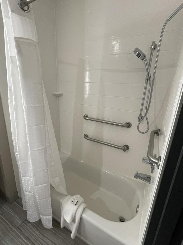 Holiday Inn Express Hotel and Suites Ada, an IHG Hotel photo 4