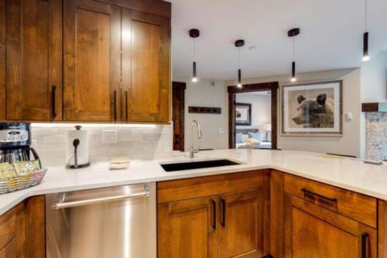 The Charter 2 Bedroom Ski In, Ski Out Vacation Rental With Hot Tub Access And Easy Walk To Village photo 1