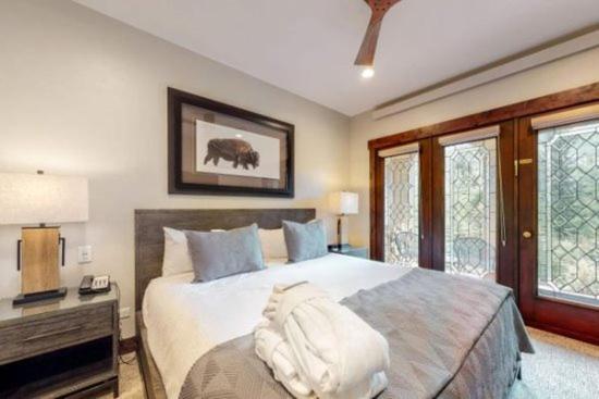 The Charter 2 Bedroom Ski In, Ski Out Vacation Rental With Hot Tub Access And Easy Walk To Village photo 2