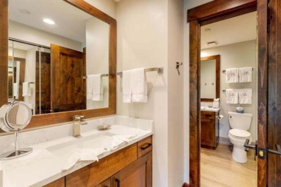 The Charter 2 Bedroom Ski In, Ski Out Vacation Rental With Hot Tub Access And Easy Walk To Village photo 4