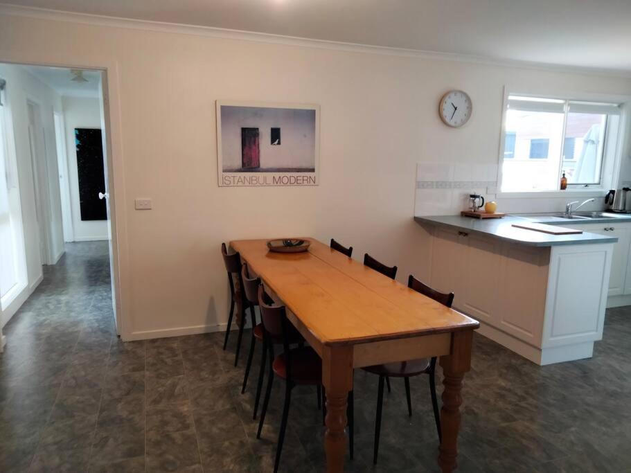 Comfortable three bedroom home close to the beach photo 4