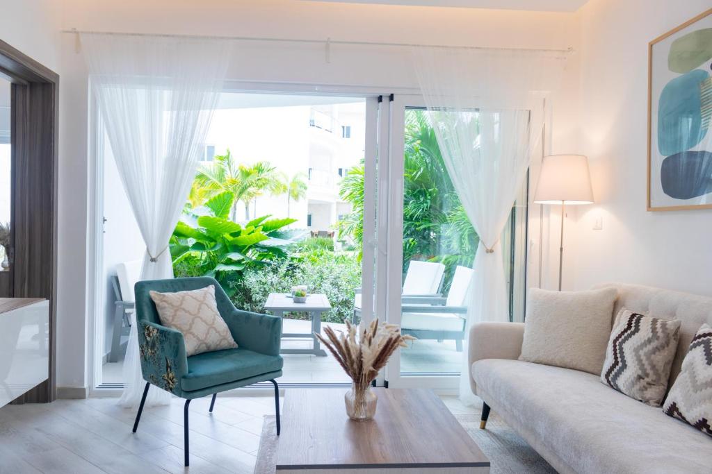 Family Getaway Apartment - Right On The Beach photo 4