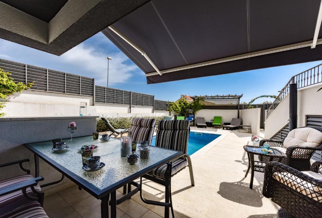Villa Azzuro with jacuzzi and pool photo 1