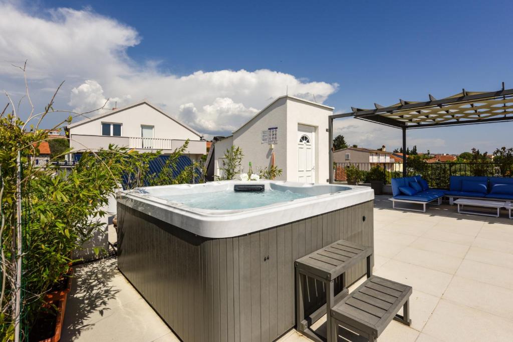 Villa Azzuro with jacuzzi and pool photo 3