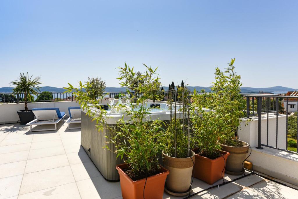 Villa Azzuro with jacuzzi and pool photo 4