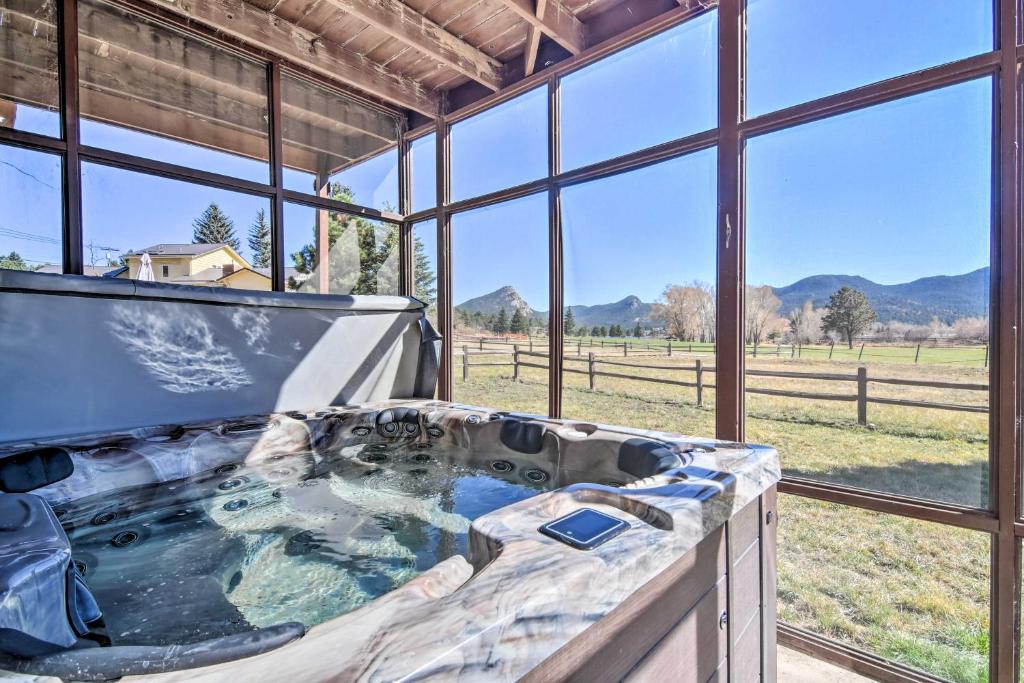 Family-Friendly Home with Hot Tub 1 Mi to Dtwn photo 1