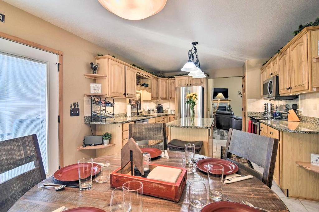 Family-Friendly Home with Hot Tub 1 Mi to Dtwn photo 4