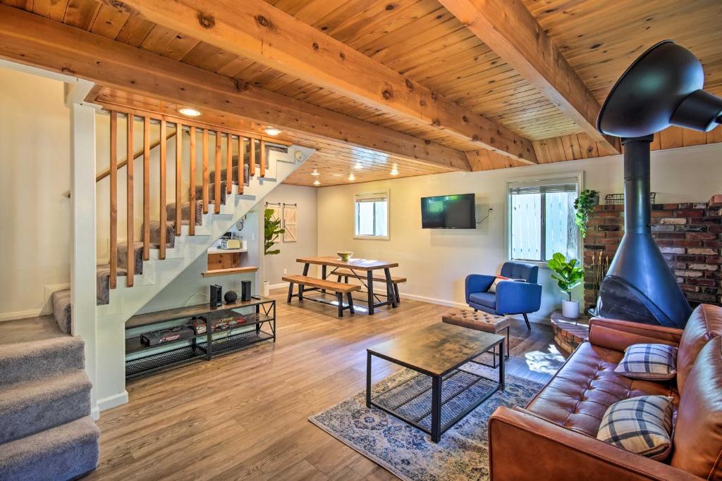 Cozy Sugarloaf Cabin with Private Deck and Yard photo 3