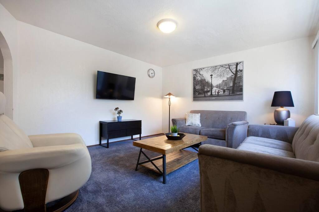 Convenient 2 bedroom, walk to Bart, 10 min to Berkeley image