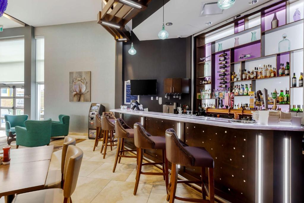 Best Western Plus St. John's Airport Hotel and Suites photo 4