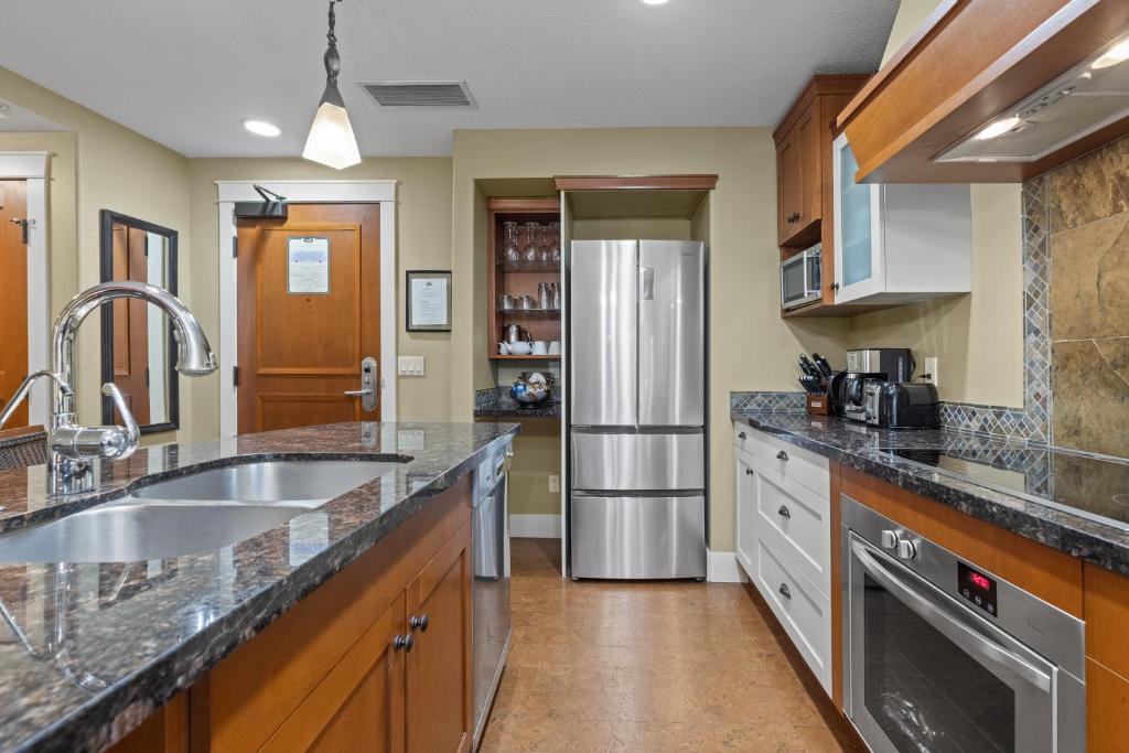 Sophisticated MTN 2 Bedroom Pool Hot Tub hosted by Fenwick Vacation Rentals photo 3