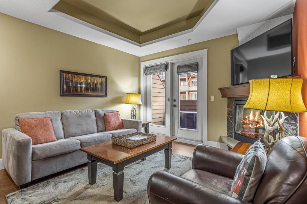 Sophisticated MTN 2 Bedroom Pool Hot Tub hosted by Fenwick Vacation Rentals photo 1