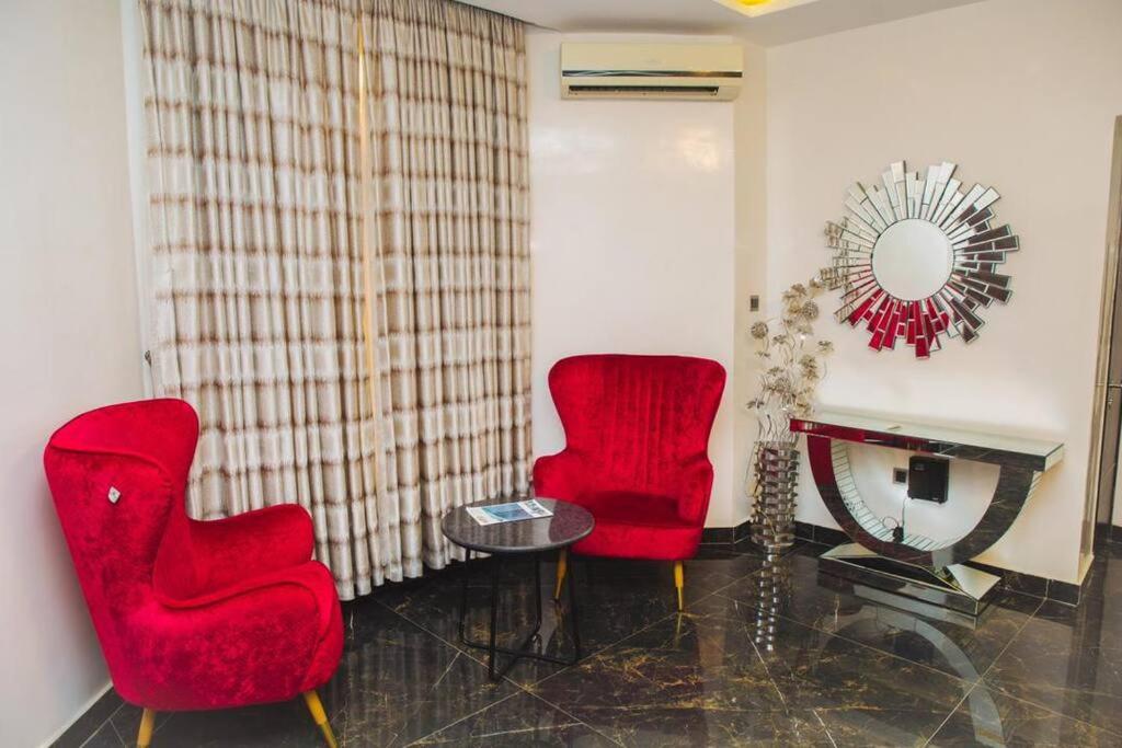Fabulously furnished 3-bedroom apartment photo 2