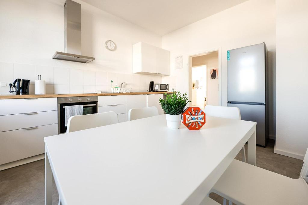 Modern & Chic Apartment with Balcony photo 4