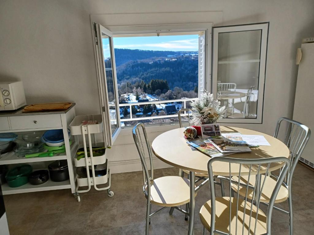 Maison avec 2 chambres est un Gîte Brugière et maison une chambre est une chambre d'hôtes photo 4
